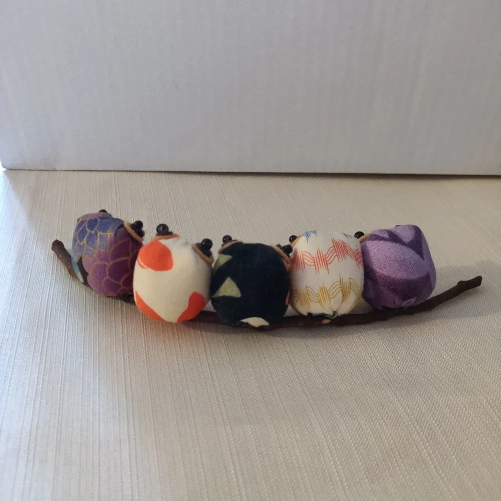 Cute hand-sewing owls on a tree branch decoration - Picture 3 of 4